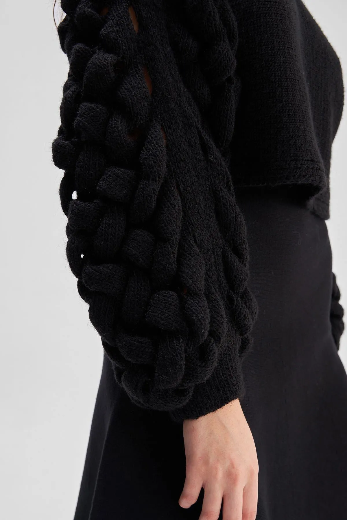 3D cable knit Black Short Sweater