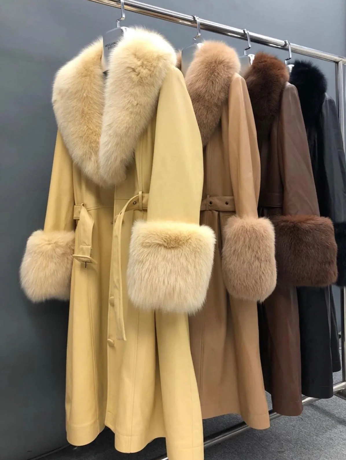 MI LOVES SIGNATURE Luxurious leather trench coat with Fox fur trim/cuffs