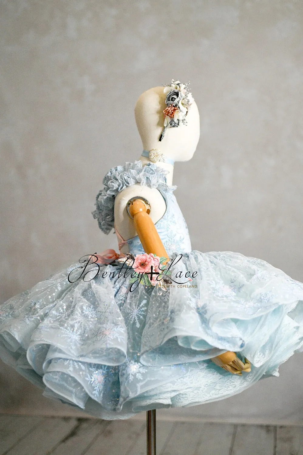 retired rental EUC "Elsa" -Petal Length ( 5 Year - Petite 6 Year)