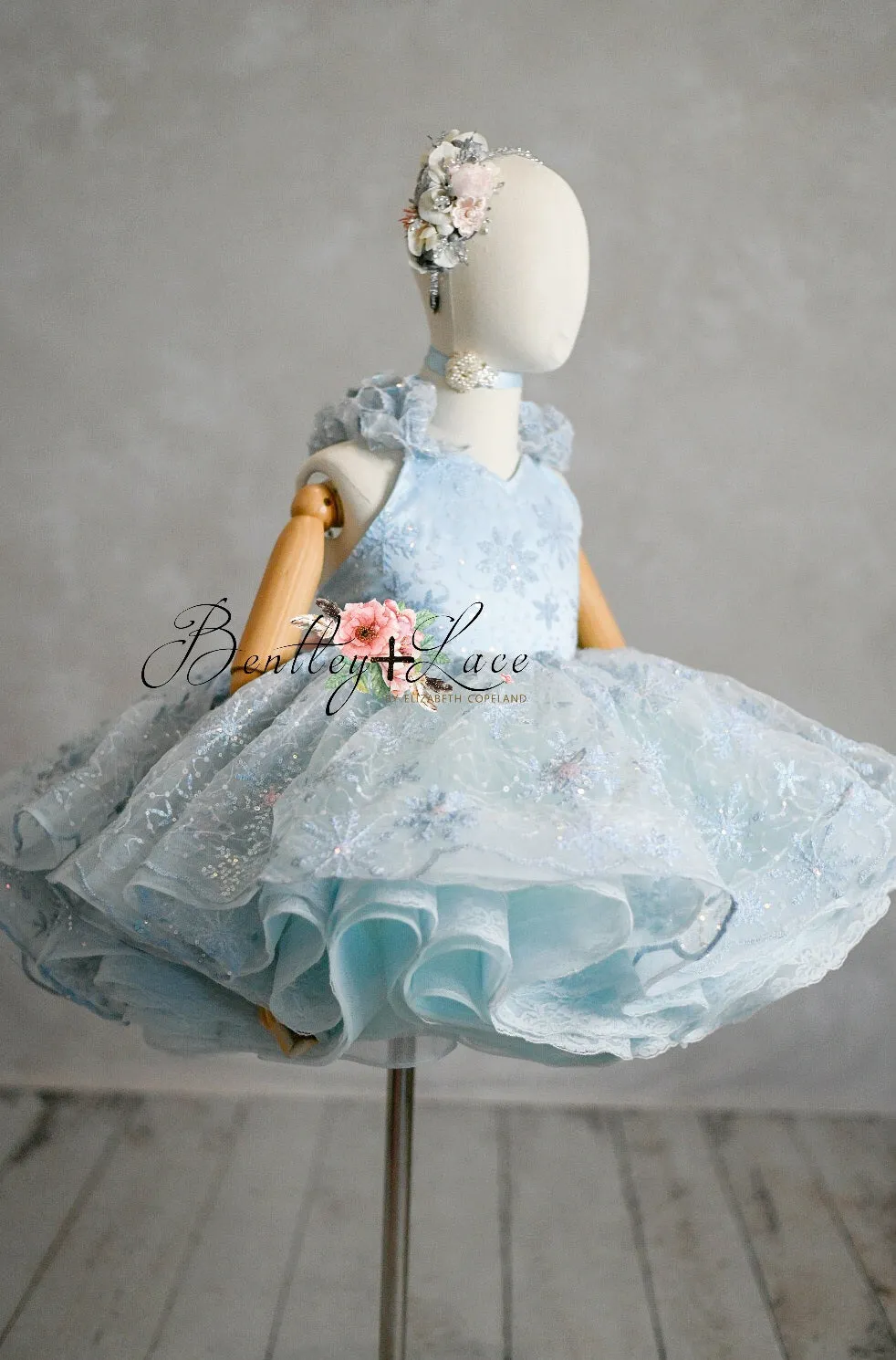 retired rental EUC "Elsa" -Petal Length ( 5 Year - Petite 6 Year)
