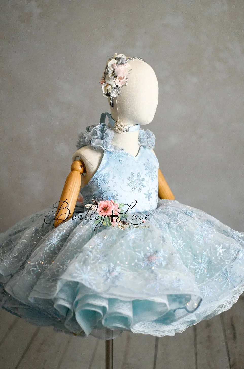 retired rental EUC "Elsa" -Petal Length ( 5 Year - Petite 6 Year)